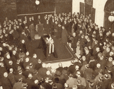 99645 Afbeelding van de kist met het stoffelijk overschot van wethouder G.L. de Haas in de hal van het stadhuis ...